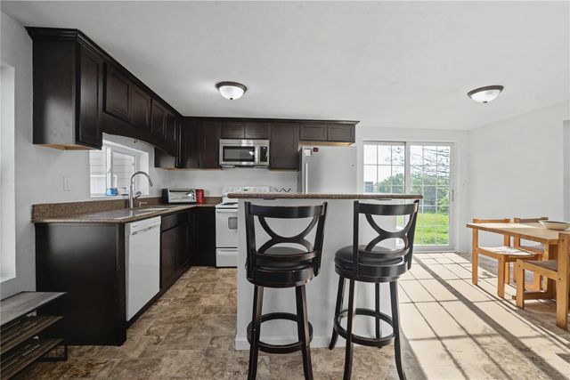250 Vanderbilt St, Fairfax, IA 52228