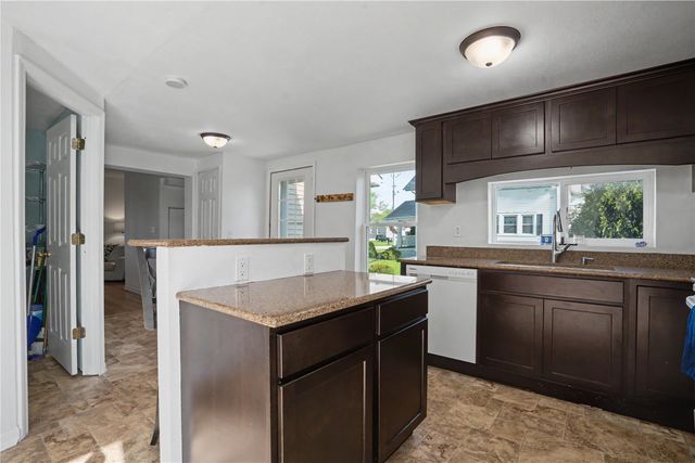 250 Vanderbilt St, Fairfax, IA 52228
