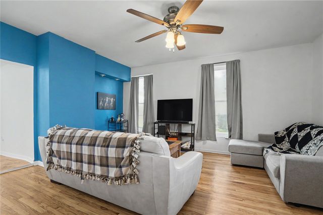 250 Vanderbilt St, Fairfax, IA 52228