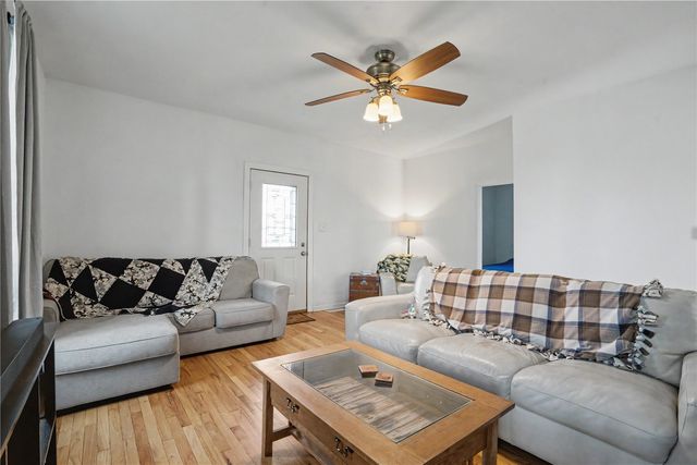 250 Vanderbilt St, Fairfax, IA 52228