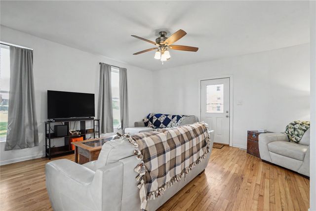 250 Vanderbilt St, Fairfax, IA 52228