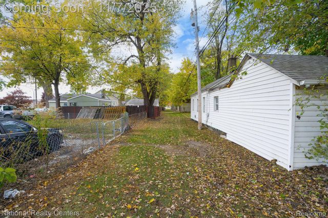 8104 Jackson Avenue, Warren, MI 48089