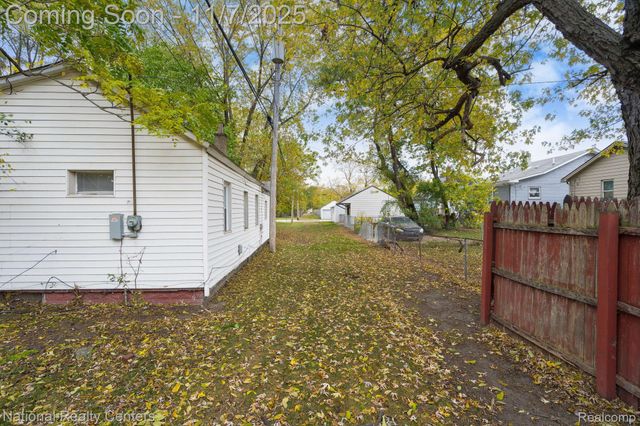 8104 Jackson Avenue, Warren, MI 48089