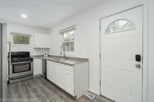 8104 Jackson Avenue, Warren, MI 48089