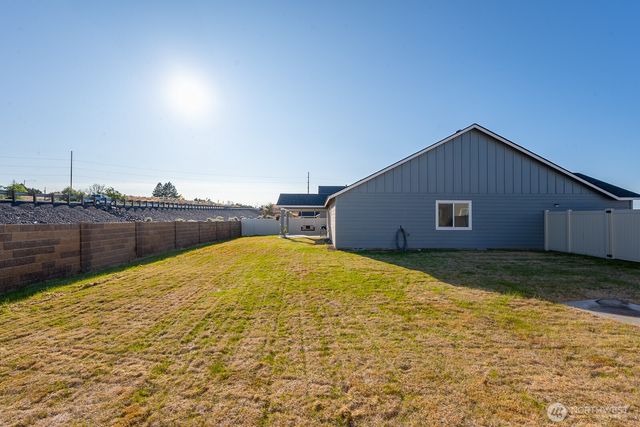 1205 W Sequoia Rd, Moses Lake, WA 98837