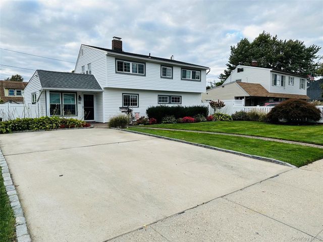 86 Shepherd Lane, Levittown, NY 11756