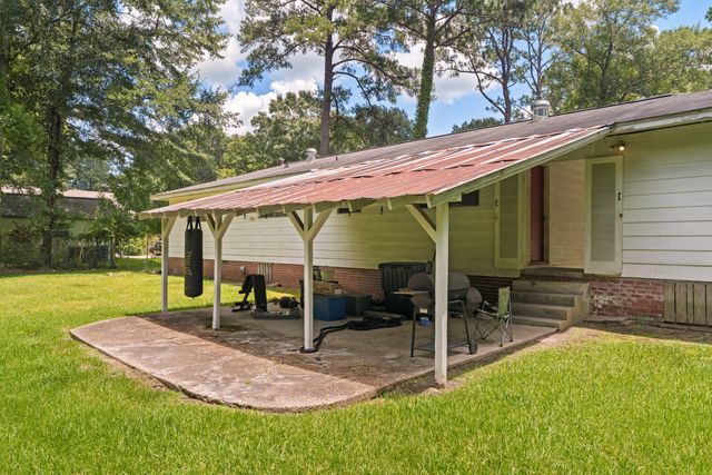 111 Victoria Dr., Hattiesburg, MS 39402