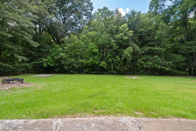 111 Victoria Dr., Hattiesburg, MS 39402