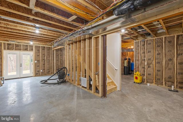 220 LAKELAND CIR, Middletown, VA 22645