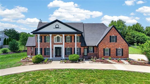 20 SE Meadowbrook Drive, Lee's Summit, MO 64082