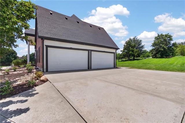 20 SE Meadowbrook Drive, Lee's Summit, MO 64082