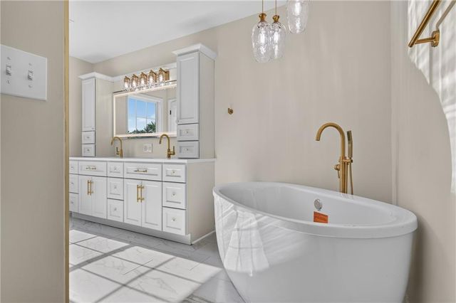 20 SE Meadowbrook Drive, Lee's Summit, MO 64082