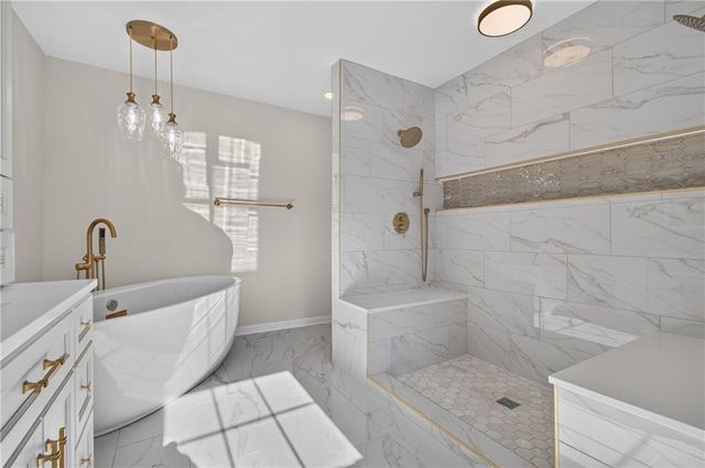 20 SE Meadowbrook Drive, Lee's Summit, MO 64082