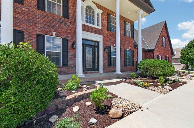 20 SE Meadowbrook Drive, Lee's Summit, MO 64082