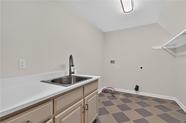 20 SE Meadowbrook Drive, Lee's Summit, MO 64082