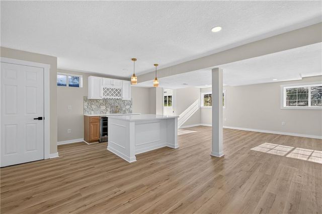 20 SE Meadowbrook Drive, Lee's Summit, MO 64082
