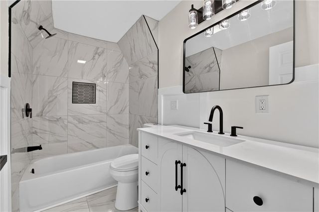 20 SE Meadowbrook Drive, Lee's Summit, MO 64082