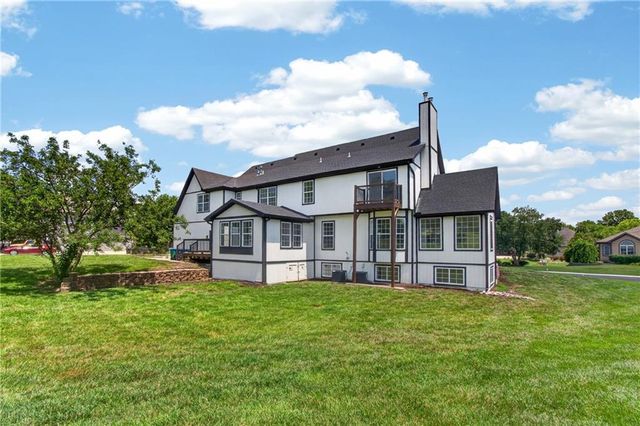 20 SE Meadowbrook Drive, Lee's Summit, MO 64082