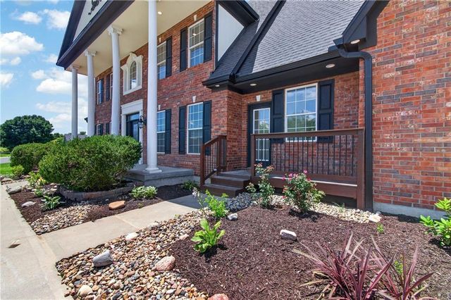 20 SE Meadowbrook Drive, Lee's Summit, MO 64082