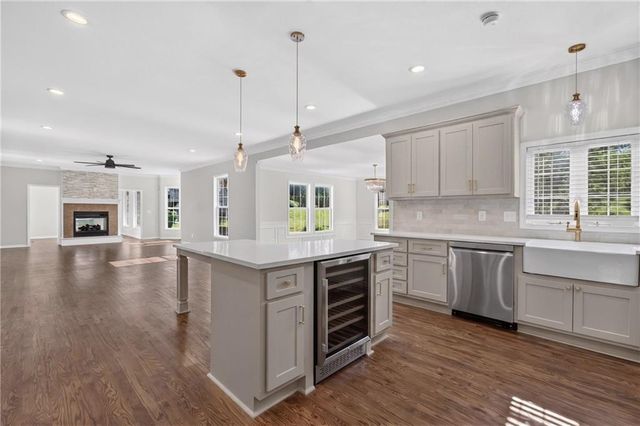 20 SE Meadowbrook Drive, Lee's Summit, MO 64082
