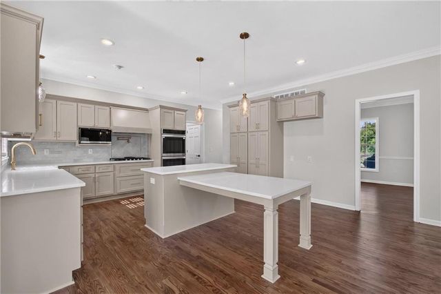 20 SE Meadowbrook Drive, Lee's Summit, MO 64082