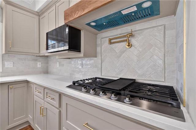 20 SE Meadowbrook Drive, Lee's Summit, MO 64082