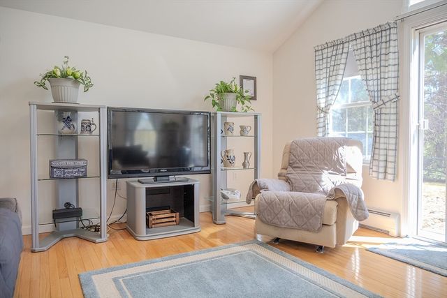 8 Applewood Ln, Holyoke, MA 01040