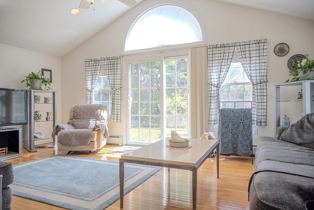 8 Applewood Ln, Holyoke, MA 01040