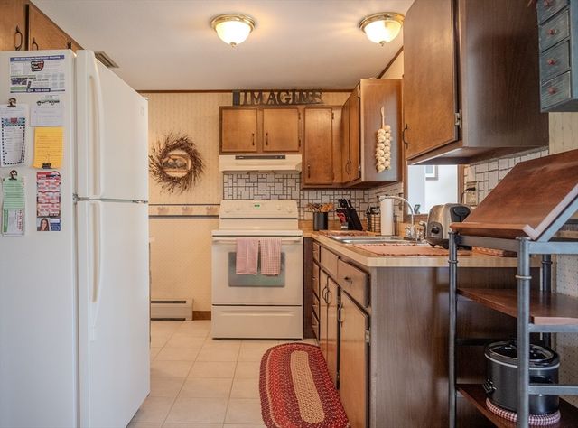 8 Applewood Ln, Holyoke, MA 01040