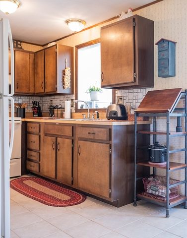 8 Applewood Ln, Holyoke, MA 01040