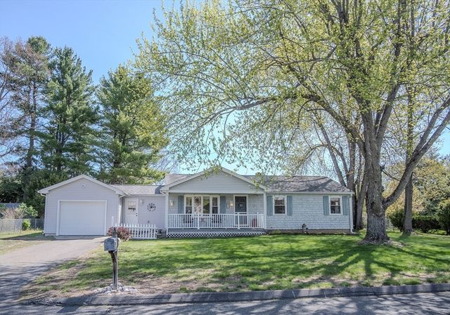 8 Applewood Ln, Holyoke, MA 01040