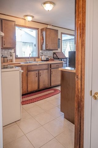 8 Applewood Ln, Holyoke, MA 01040