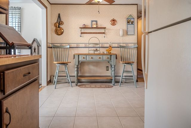 8 Applewood Ln, Holyoke, MA 01040