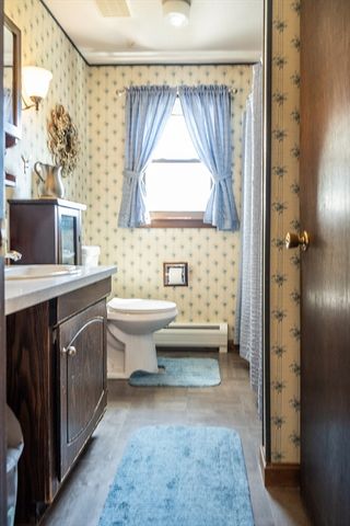 8 Applewood Ln, Holyoke, MA 01040