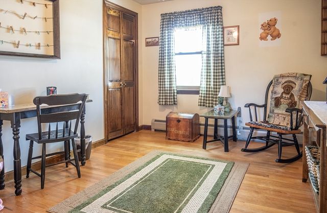 8 Applewood Ln, Holyoke, MA 01040