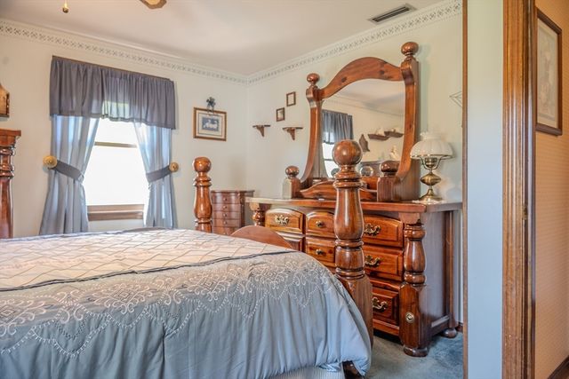 8 Applewood Ln, Holyoke, MA 01040