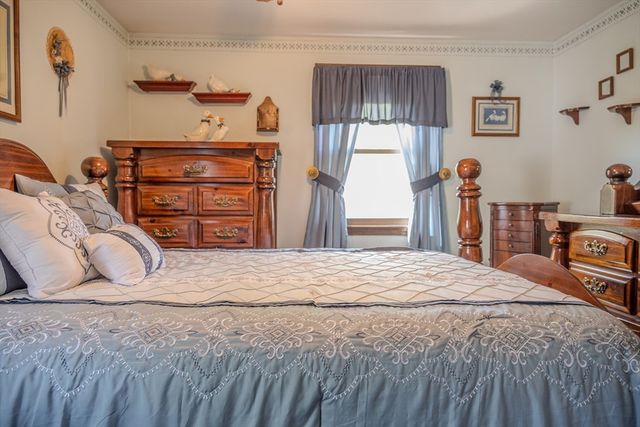 8 Applewood Ln, Holyoke, MA 01040