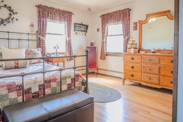 8 Applewood Ln, Holyoke, MA 01040