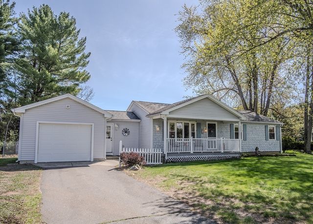8 Applewood Ln, Holyoke, MA 01040