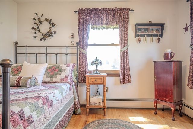 8 Applewood Ln, Holyoke, MA 01040