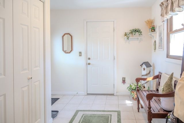 8 Applewood Ln, Holyoke, MA 01040