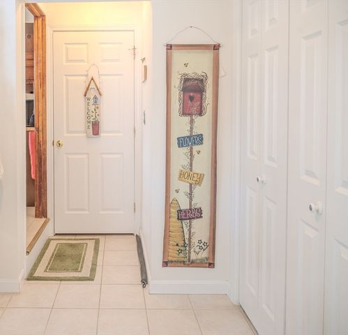 8 Applewood Ln, Holyoke, MA 01040