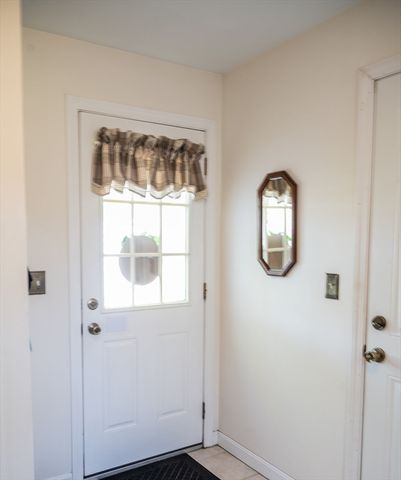 8 Applewood Ln, Holyoke, MA 01040