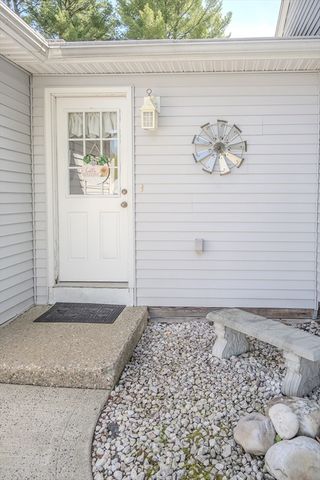 8 Applewood Ln, Holyoke, MA 01040