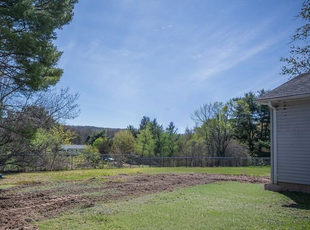 8 Applewood Ln, Holyoke, MA 01040