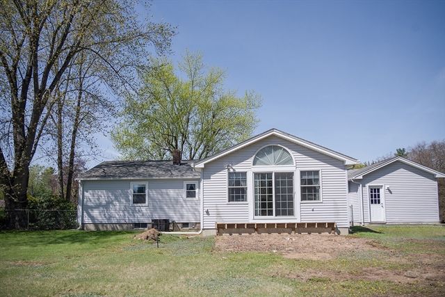 8 Applewood Ln, Holyoke, MA 01040