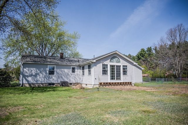 8 Applewood Ln, Holyoke, MA 01040