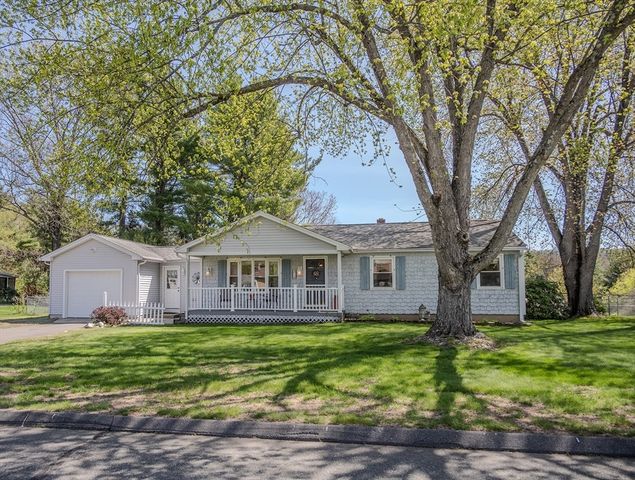 8 Applewood Ln, Holyoke, MA 01040