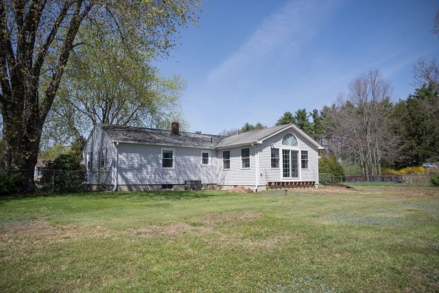 8 Applewood Ln, Holyoke, MA 01040
