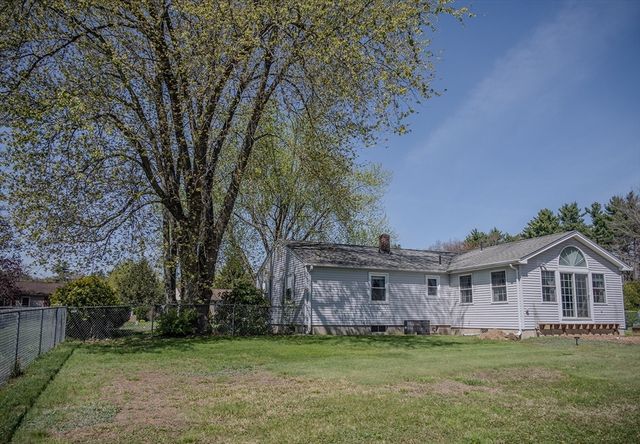 8 Applewood Ln, Holyoke, MA 01040
